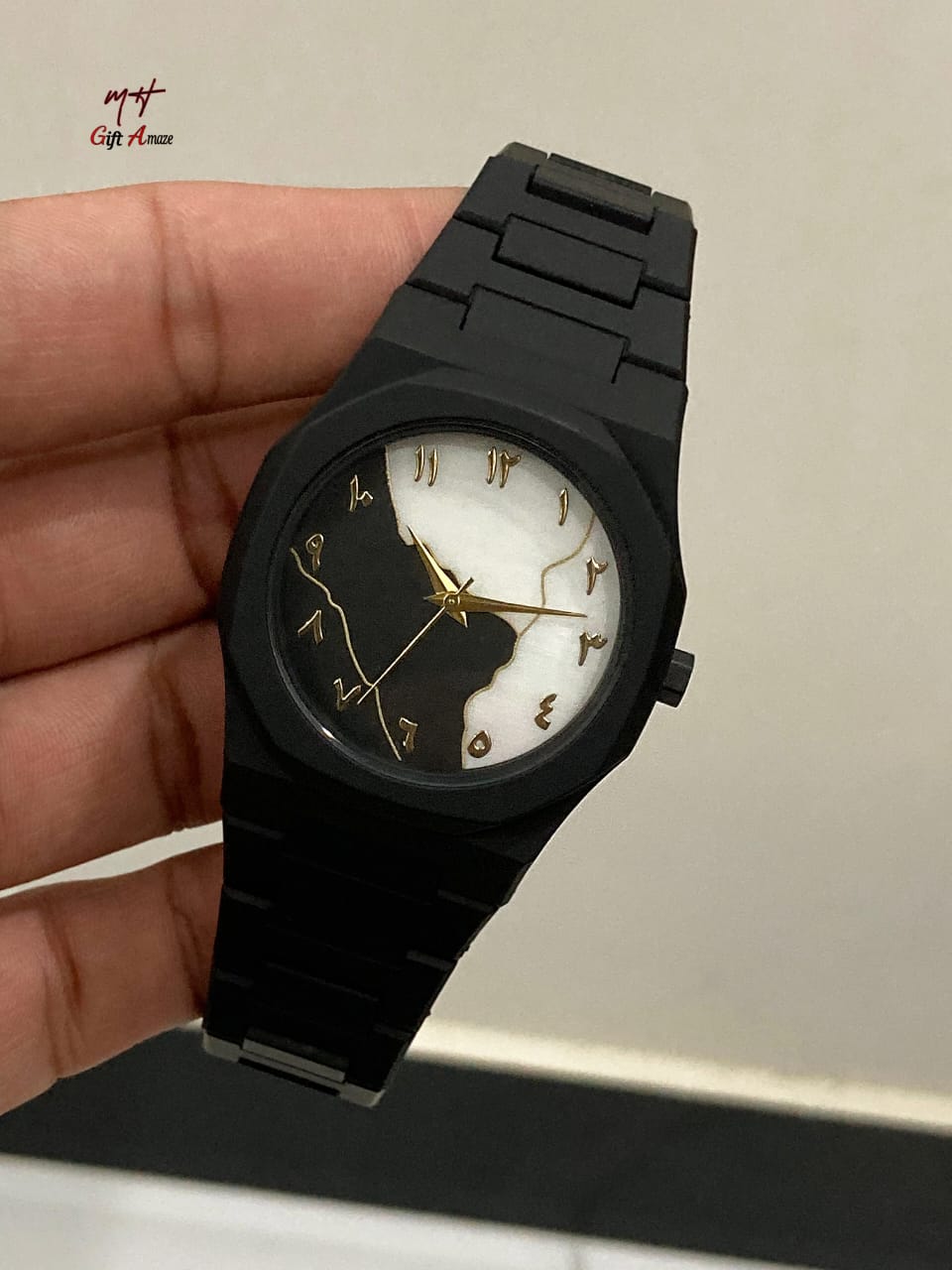 Aura Watch – Stylish & Modern Timepiece