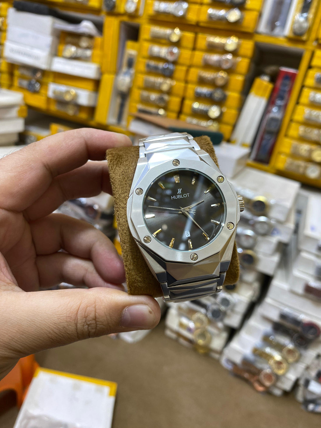 Hublot Diamond Cut Luxury Watch – Sparkling Elegance